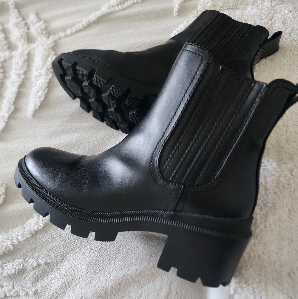 Universal Thread black chunky boots 8.5